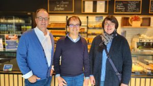 Georg Krimphove, Robin Korte, Barbara Altrogge vor der Auslage in der Bäckerei