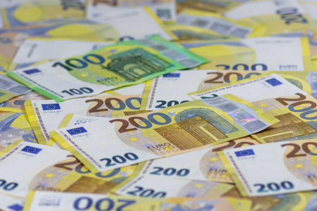 Stockfoto von vielen 200€-Scheinen, die sich teilweise überlagern und einem 100€-Schein